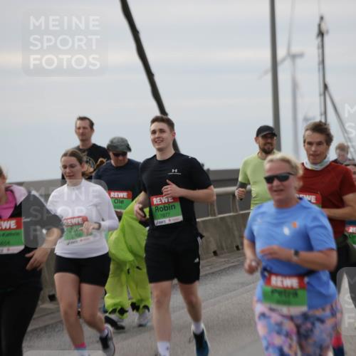 03.10.2025 - Köhlbrandbrückenlauf Jannik Wohlers http://msf.ph/oto/9153677 03.10.2025 16:04:36 Position 1 8454, 7706, 9331, 7877 meine-sportfotos.de