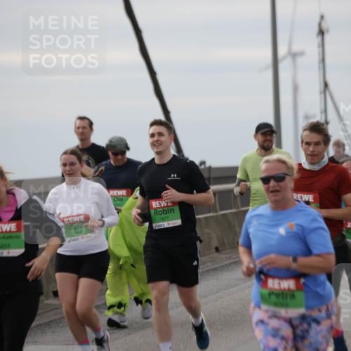 03.10.2025 - Köhlbrandbrückenlauf Jannik Wohlers http://msf.ph/oto/9153679 03.10.2025 16:04:36 Position 1 8454, 7706, 7877 meine-sportfotos.de