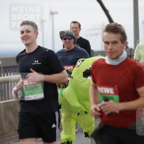 03.10.2025 - Köhlbrandbrückenlauf Jannik Wohlers http://msf.ph/oto/9153709 03.10.2025 16:04:40 Position 1 7877 meine-sportfotos.de
