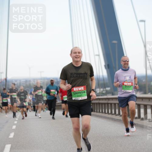 03.10.2025 - Köhlbrandbrückenlauf Jannik Wohlers http://msf.ph/oto/9153778 03.10.2025 15:21:32 Position 1 21, 0975, 9087, 7121 meine-sportfotos.de