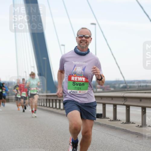 03.10.2025 - Köhlbrandbrückenlauf Jannik Wohlers http://msf.ph/oto/9153810 03.10.2025 15:21:35 Position 1 7121 meine-sportfotos.de