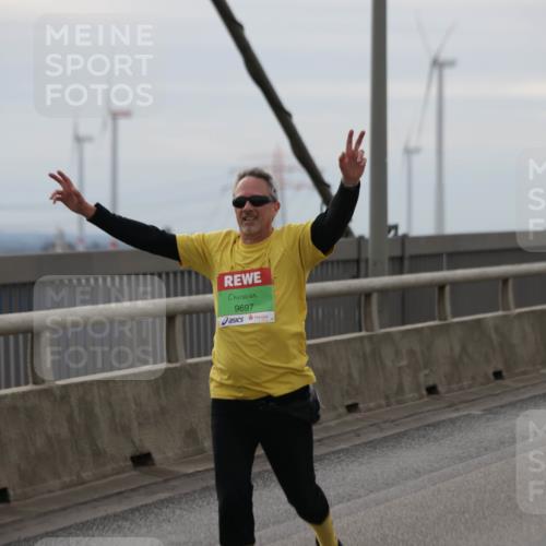 03.10.2025 - Köhlbrandbrückenlauf Jannik Wohlers http://msf.ph/oto/9153989 03.10.2025 16:05:02 Position 1 9697 meine-sportfotos.de