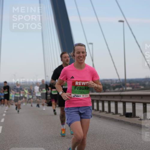 03.10.2025 - Köhlbrandbrückenlauf Jannik Wohlers http://msf.ph/oto/9154000 03.10.2025 15:22:46 Position 1 7301 meine-sportfotos.de