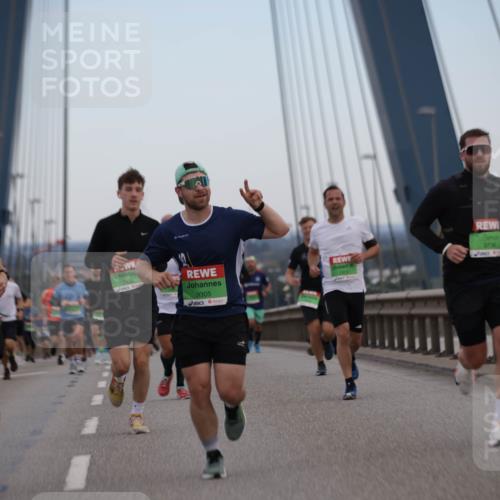 03.10.2025 - Köhlbrandbrückenlauf Jannik Wohlers http://msf.ph/oto/9154070 03.10.2025 15:22:50 Position 1 9308, 9305, 9736 meine-sportfotos.de