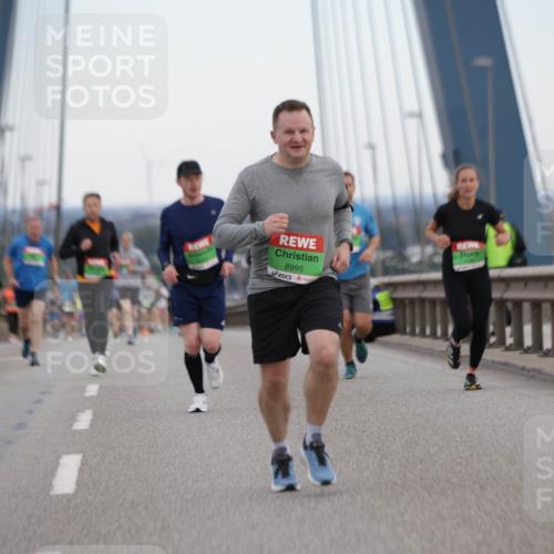 03.10.2025 - Köhlbrandbrückenlauf Jannik Wohlers http://msf.ph/oto/9154186 03.10.2025 15:23:37 Position 1 8995 meine-sportfotos.de