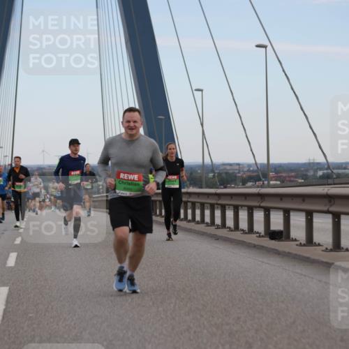 03.10.2025 - Köhlbrandbrückenlauf Jannik Wohlers http://msf.ph/oto/9154200 03.10.2025 15:23:38 Position 1 8995 meine-sportfotos.de
