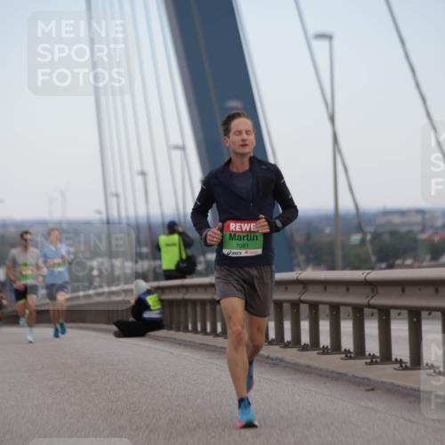 03.10.2025 - Köhlbrandbrückenlauf Jannik Wohlers http://msf.ph/oto/9154286 03.10.2025 15:23:45 Position 1 7081 meine-sportfotos.de