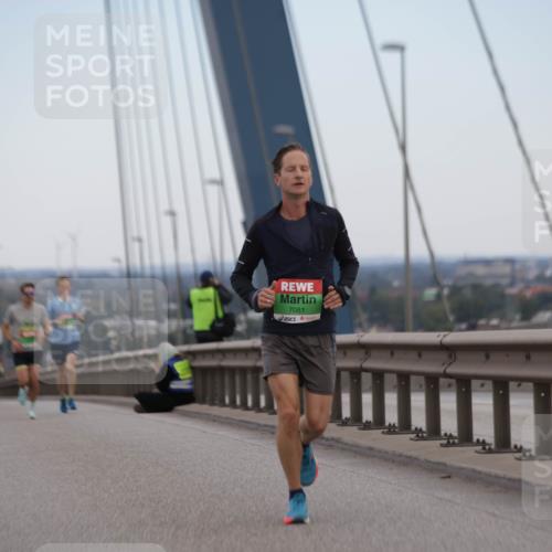 03.10.2025 - Köhlbrandbrückenlauf Jannik Wohlers http://msf.ph/oto/9154288 03.10.2025 15:23:45 Position 1 7081 meine-sportfotos.de