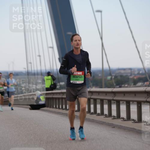 03.10.2025 - Köhlbrandbrückenlauf Jannik Wohlers http://msf.ph/oto/9154292 03.10.2025 15:23:45 Position 1 7081 meine-sportfotos.de