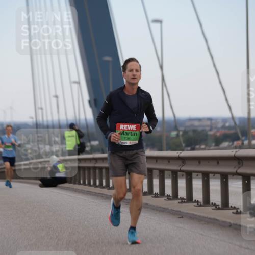 03.10.2025 - Köhlbrandbrückenlauf Jannik Wohlers http://msf.ph/oto/9154296 03.10.2025 15:23:45 Position 1 7081 meine-sportfotos.de