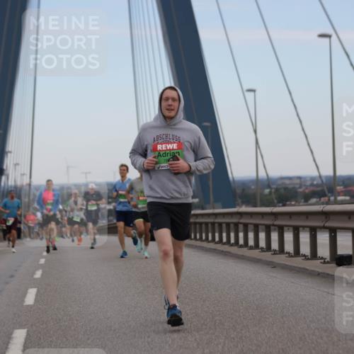 03.10.2025 - Köhlbrandbrückenlauf Jannik Wohlers http://msf.ph/oto/9154360 03.10.2025 15:23:51 Position 1 760 meine-sportfotos.de