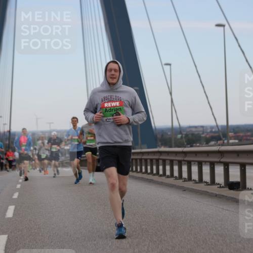 03.10.2025 - Köhlbrandbrückenlauf Jannik Wohlers http://msf.ph/oto/9154364 03.10.2025 15:23:51 Position 1 76 meine-sportfotos.de