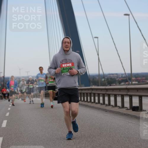 03.10.2025 - Köhlbrandbrückenlauf Jannik Wohlers http://msf.ph/oto/9154366 03.10.2025 15:23:51 Position 1 76 meine-sportfotos.de