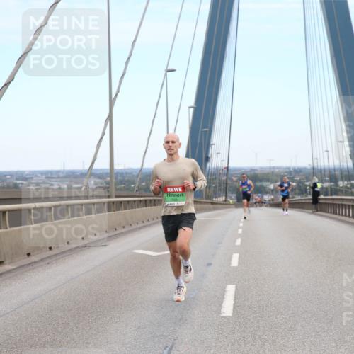 03.10.2025 - Köhlbrandbrückenlauf Jannik Wohlers http://msf.ph/oto/9154710 03.10.2025 15:16:27 Position 1 7004 meine-sportfotos.de