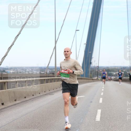 03.10.2025 - Köhlbrandbrückenlauf Jannik Wohlers http://msf.ph/oto/9154715 03.10.2025 15:16:27 Position 1 7004 meine-sportfotos.de