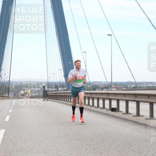 03.10.2025 - Köhlbrandbrückenlauf Jannik Wohlers http://msf.ph/oto/9154810 03.10.2025 15:17:43 Position 1 7011 meine-sportfotos.de