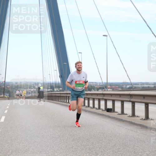 03.10.2025 - Köhlbrandbrückenlauf Jannik Wohlers http://msf.ph/oto/9154812 03.10.2025 15:17:43 Position 1 7011 meine-sportfotos.de