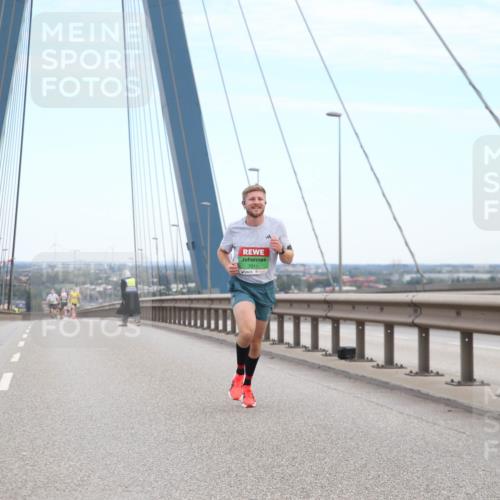 03.10.2025 - Köhlbrandbrückenlauf Jannik Wohlers http://msf.ph/oto/9154813 03.10.2025 15:17:43 Position 1 7011 meine-sportfotos.de