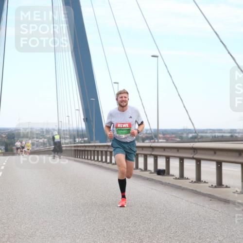 03.10.2025 - Köhlbrandbrückenlauf Jannik Wohlers http://msf.ph/oto/9154815 03.10.2025 15:17:43 Position 1 7011 meine-sportfotos.de