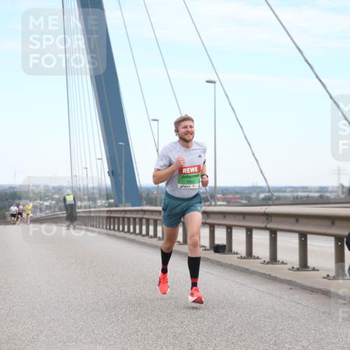 03.10.2025 - Köhlbrandbrückenlauf Jannik Wohlers http://msf.ph/oto/9154817 03.10.2025 15:17:43 Position 1 7011 meine-sportfotos.de