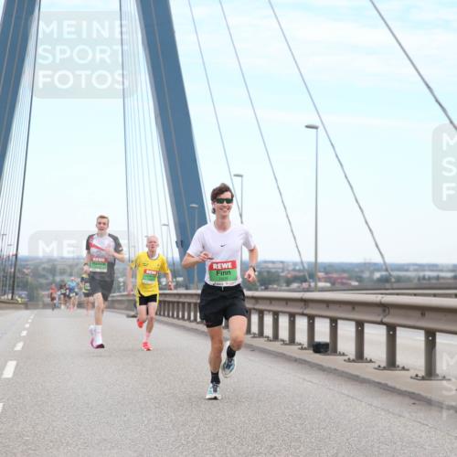 03.10.2025 - Köhlbrandbrückenlauf Jannik Wohlers http://msf.ph/oto/9154839 03.10.2025 15:17:59 Position 1 7009 meine-sportfotos.de