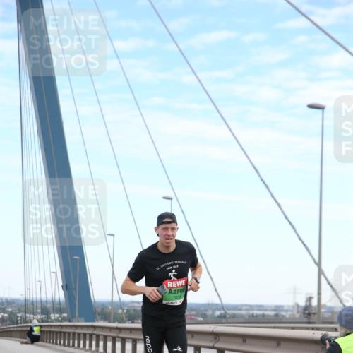 03.10.2025 - Köhlbrandbrückenlauf Jannik Wohlers http://msf.ph/oto/9154940 03.10.2025 15:18:28 Position 1 12, 24, 08, 2019, 7036 meine-sportfotos.de