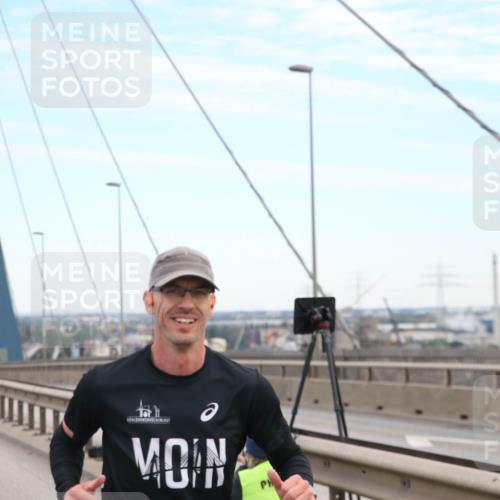 03.10.2025 - Köhlbrandbrückenlauf Jannik Wohlers http://msf.ph/oto/9154975 03.10.2025 15:18:58 Position 1  meine-sportfotos.de