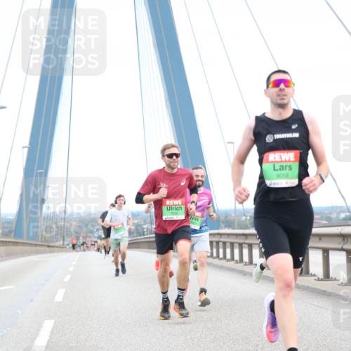 03.10.2025 - Köhlbrandbrückenlauf Jannik Wohlers http://msf.ph/oto/9155068 03.10.2025 15:20:07 Position 1 7030, 7053, 9058 meine-sportfotos.de