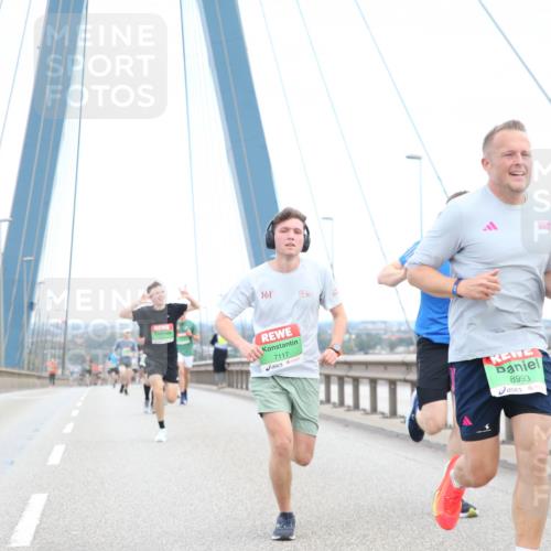 03.10.2025 - Köhlbrandbrückenlauf Jannik Wohlers http://msf.ph/oto/9155093 03.10.2025 15:20:10 Position 1 361, 7117, 8993 meine-sportfotos.de