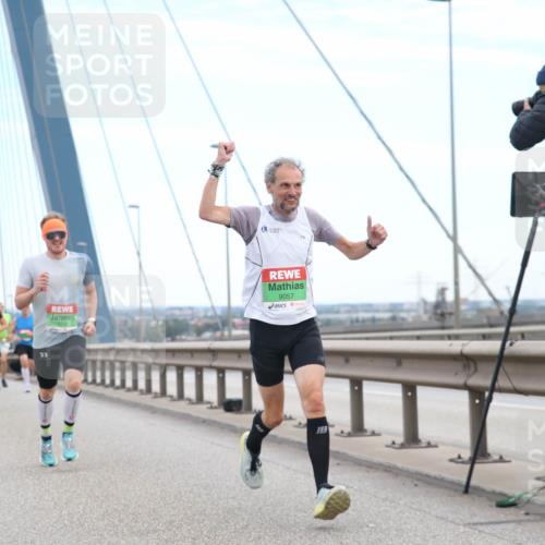 03.10.2025 - Köhlbrandbrückenlauf Jannik Wohlers http://msf.ph/oto/9155163 03.10.2025 15:20:34 Position 1 33, 7010, 9057 meine-sportfotos.de