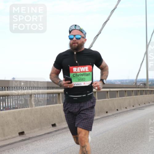 03.10.2025 - Köhlbrandbrückenlauf Jannik Wohlers http://msf.ph/oto/9155355 03.10.2025 15:21:19 Position 1 9582 meine-sportfotos.de