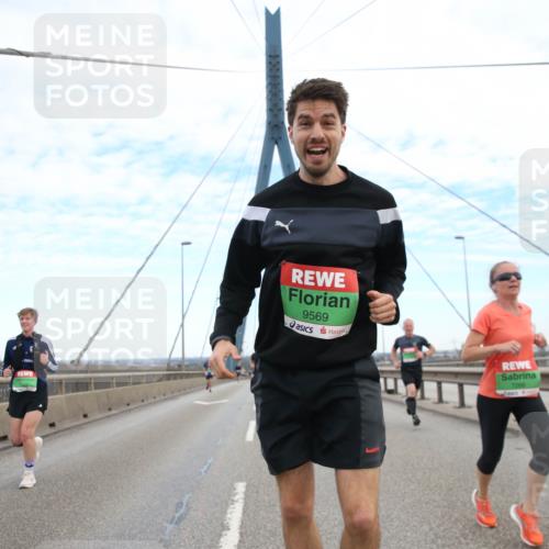 03.10.2025 - Köhlbrandbrückenlauf Jannik Wohlers http://msf.ph/oto/9155617 03.10.2025 15:23:15 Position 1 70, 9569, 7266 meine-sportfotos.de