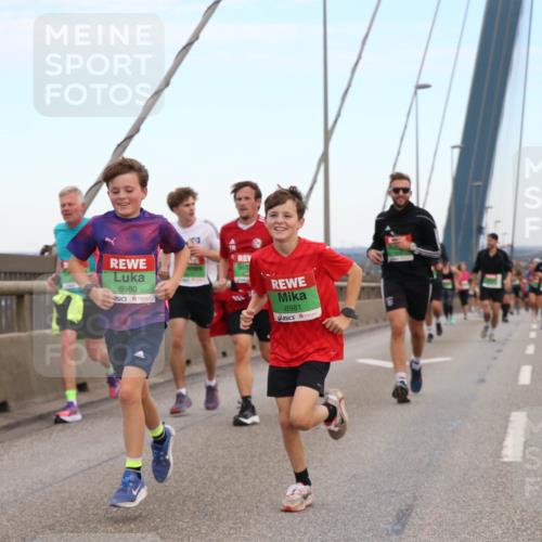 03.10.2025 - Köhlbrandbrückenlauf Jannik Wohlers http://msf.ph/oto/9155692 03.10.2025 15:25:44 Position 1 8979, 8980, 8981 meine-sportfotos.de