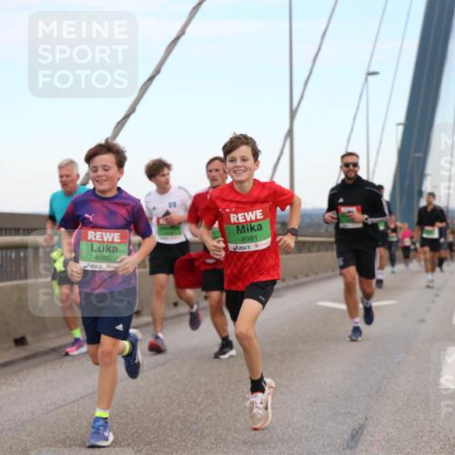 03.10.2025 - Köhlbrandbrückenlauf Jannik Wohlers http://msf.ph/oto/9155693 03.10.2025 15:25:44 Position 1 8979, 8980, 8981 meine-sportfotos.de