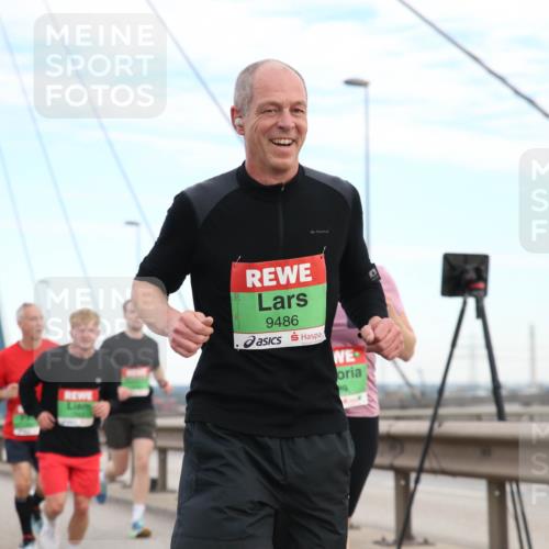 03.10.2025 - Köhlbrandbrückenlauf Jannik Wohlers http://msf.ph/oto/9156334 03.10.2025 15:29:58 Position 1 9486 meine-sportfotos.de
