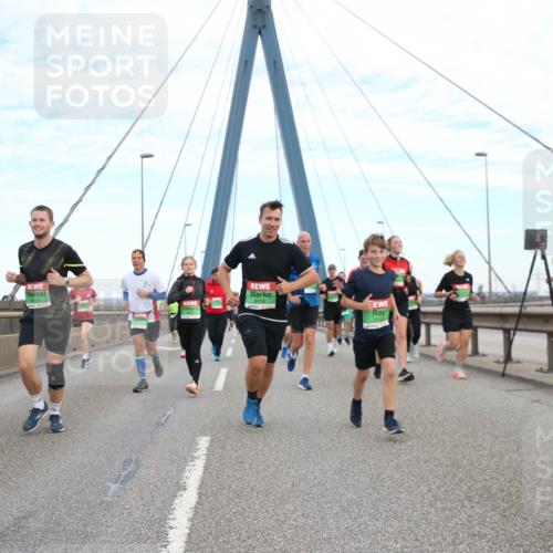 03.10.2025 - Köhlbrandbrückenlauf Jannik Wohlers http://msf.ph/oto/9156419 03.10.2025 15:30:26 Position 1 9158, 7906 meine-sportfotos.de