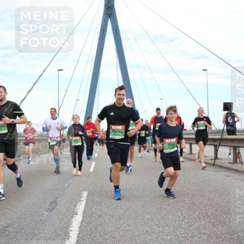 03.10.2025 - Köhlbrandbrückenlauf Jannik Wohlers http://msf.ph/oto/9156421 03.10.2025 15:30:26 Position 1 9158 meine-sportfotos.de