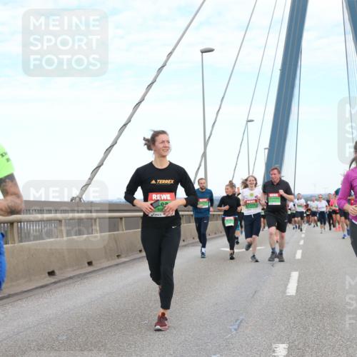 03.10.2025 - Köhlbrandbrückenlauf Jannik Wohlers http://msf.ph/oto/9156454 03.10.2025 15:30:34 Position 1 8181, 800, 9190 meine-sportfotos.de