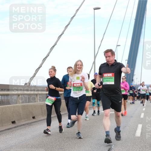 03.10.2025 - Köhlbrandbrückenlauf Jannik Wohlers http://msf.ph/oto/9156461 03.10.2025 15:30:37 Position 1 7996, 7978, 7977 meine-sportfotos.de