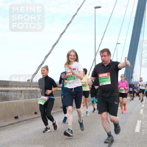 03.10.2025 - Köhlbrandbrückenlauf Jannik Wohlers http://msf.ph/oto/9156463 03.10.2025 15:30:37 Position 1 7996, 7978, 7977 meine-sportfotos.de