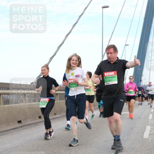 03.10.2025 - Köhlbrandbrückenlauf Jannik Wohlers http://msf.ph/oto/9156464 03.10.2025 15:30:37 Position 1 7996, 7978, 7977 meine-sportfotos.de