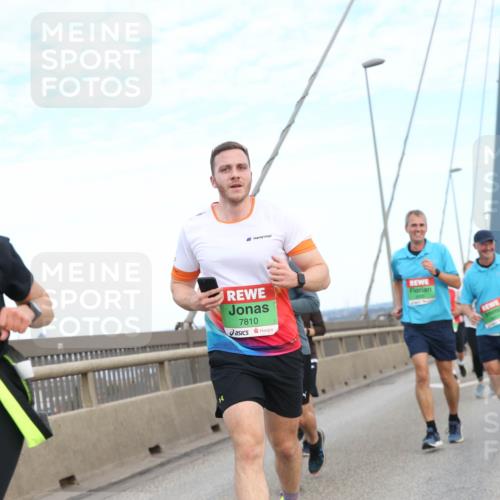 03.10.2025 - Köhlbrandbrückenlauf Jannik Wohlers http://msf.ph/oto/9156624 03.10.2025 15:32:13 Position 1 7810 meine-sportfotos.de