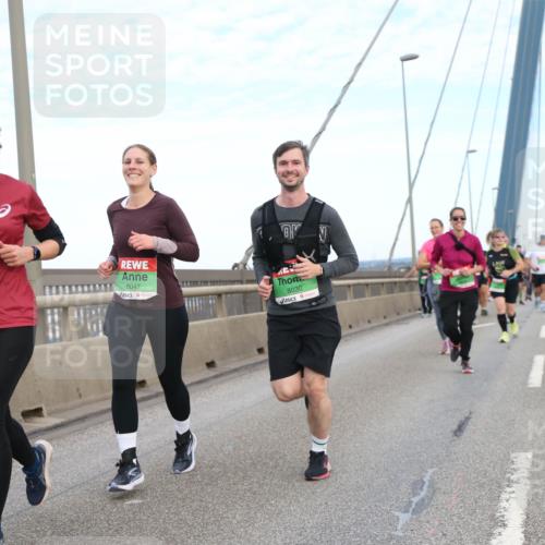 03.10.2025 - Köhlbrandbrückenlauf Jannik Wohlers http://msf.ph/oto/9156647 03.10.2025 15:32:25 Position 1 7730, 8047, 8030 meine-sportfotos.de