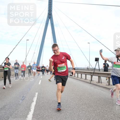03.10.2025 - Köhlbrandbrückenlauf Jannik Wohlers http://msf.ph/oto/9156936 03.10.2025 15:34:51 Position 1 8496, 8098 meine-sportfotos.de