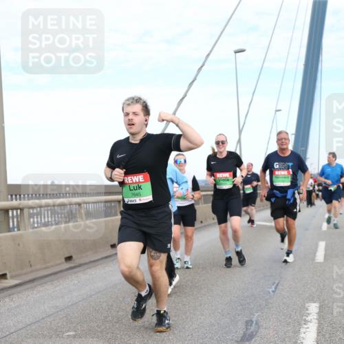 03.10.2025 - Köhlbrandbrückenlauf Jannik Wohlers http://msf.ph/oto/9157020 03.10.2025 15:35:21 Position 1 7645 meine-sportfotos.de