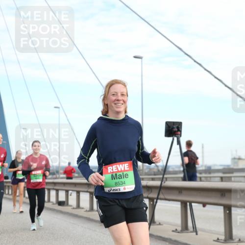 03.10.2025 - Köhlbrandbrückenlauf Jannik Wohlers http://msf.ph/oto/9157229 03.10.2025 15:36:38 Position 1 8534 meine-sportfotos.de