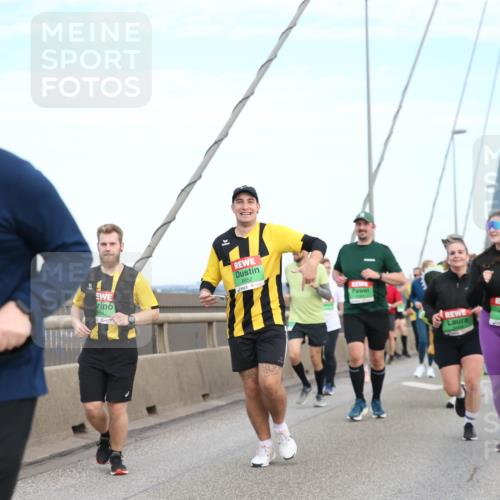 03.10.2025 - Köhlbrandbrückenlauf Jannik Wohlers http://msf.ph/oto/9157314 03.10.2025 15:37:03 Position 1 8323, 8852 meine-sportfotos.de