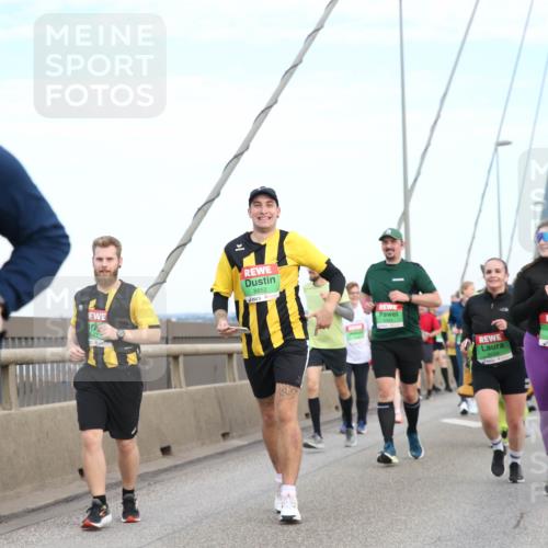 03.10.2025 - Köhlbrandbrückenlauf Jannik Wohlers http://msf.ph/oto/9157315 03.10.2025 15:37:04 Position 1 323, 8852, 7963 meine-sportfotos.de
