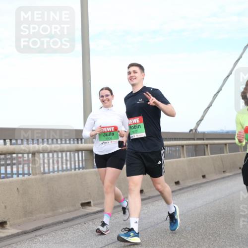 03.10.2025 - Köhlbrandbrückenlauf Jannik Wohlers http://msf.ph/oto/9157414 03.10.2025 15:37:33 Position 1 7706, 8376, 7877 meine-sportfotos.de