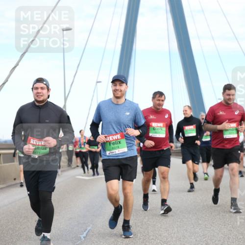 03.10.2025 - Köhlbrandbrückenlauf Jannik Wohlers http://msf.ph/oto/9157431 03.10.2025 15:37:38 Position 1 8554, 8471, 8318 meine-sportfotos.de